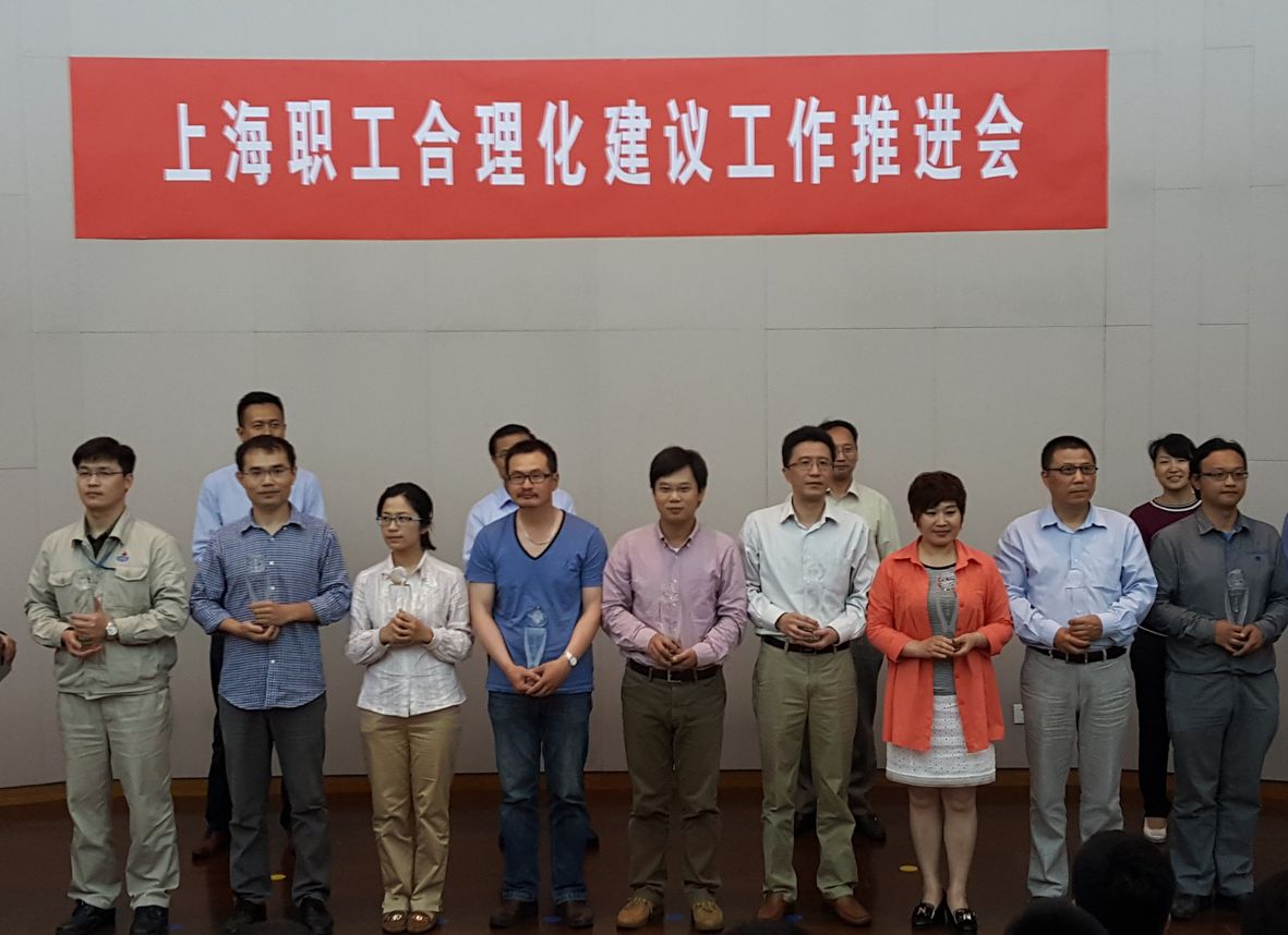 舍弗勒大中华区电驱动团队工程师高志川（前排左二）代表公司领奖。